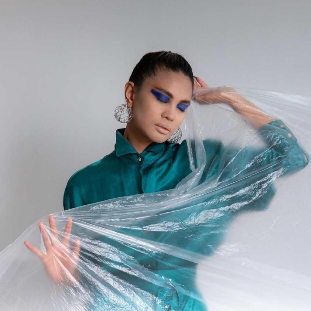 PLASTIC IN FASHION PLASTIC ASPHYXIA EDITORIAL GOSHOPIA.COM